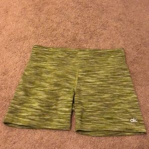 Alo Yoga Shorts regular waist medium